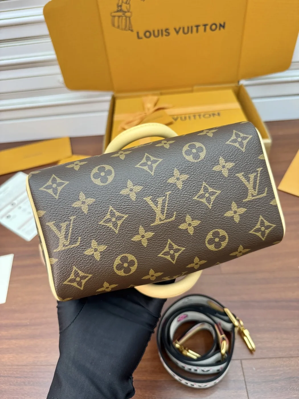 Louis Vuitton Speedy Bandoulière 20 in Monogram Bag product view 6