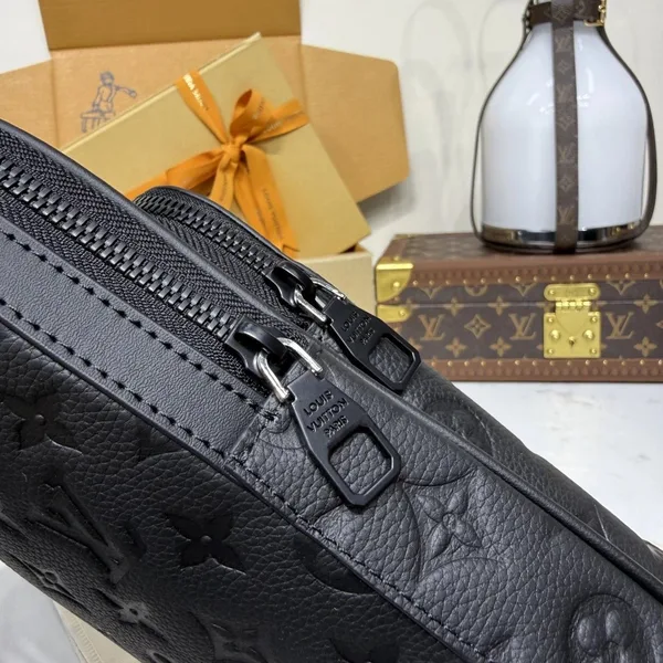 Louis Vuitton Avenue pm Crossbody bag in Taurillion Monogram product view 8