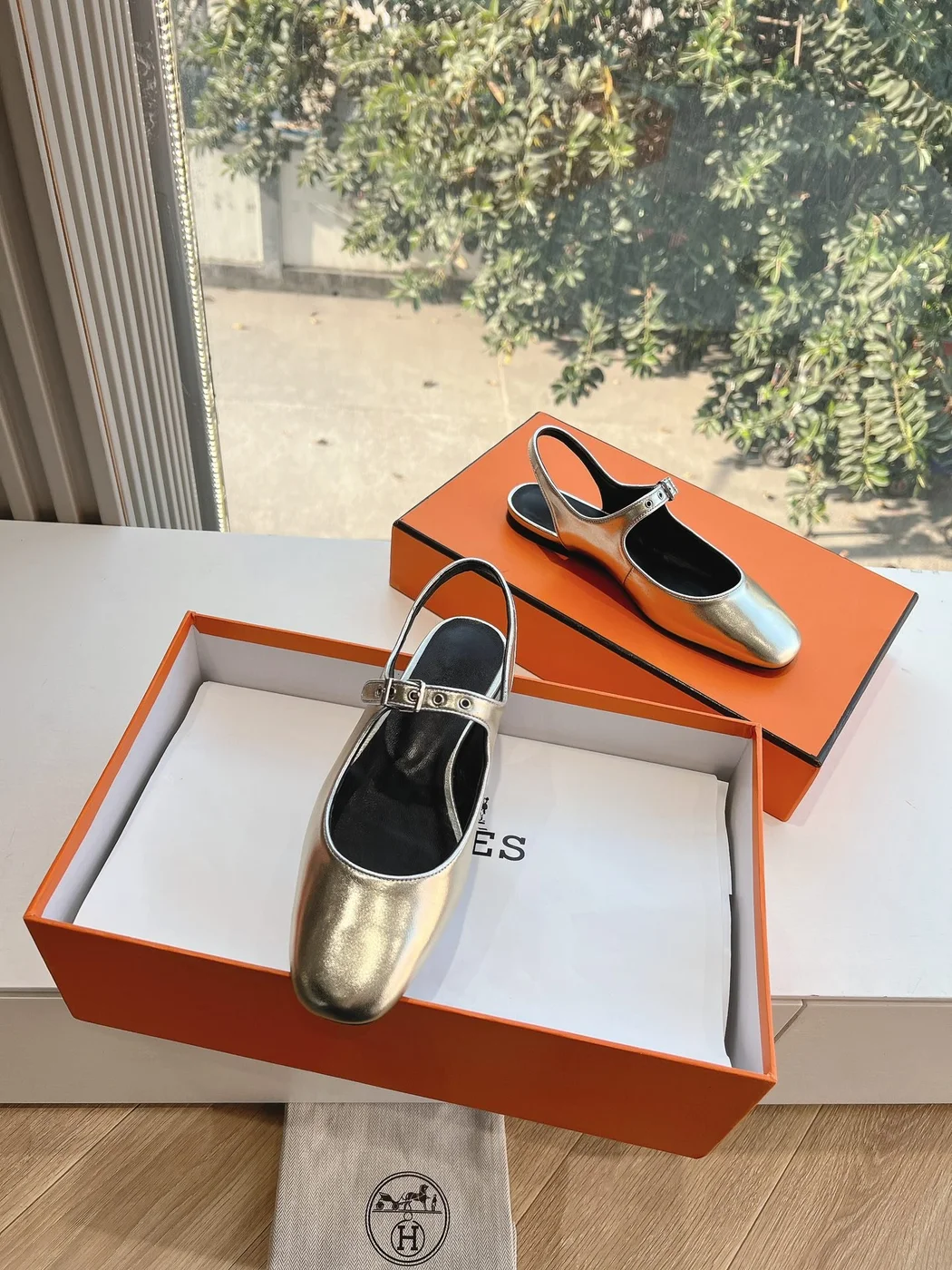 Hermès Women Silver Leather Mary Jane Heels product view 3