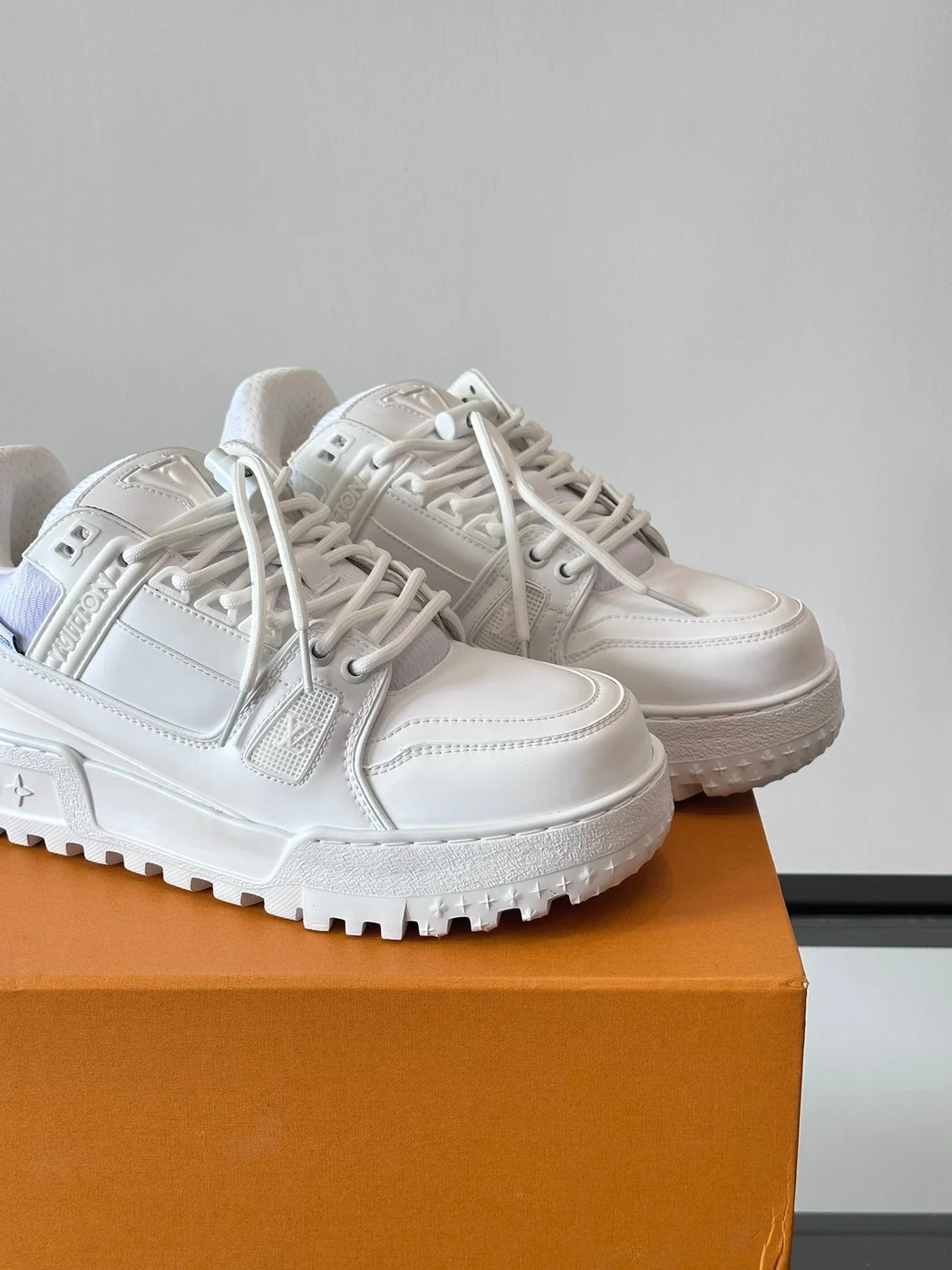Louis Vuitton Men White Leather Sneakers product view 5
