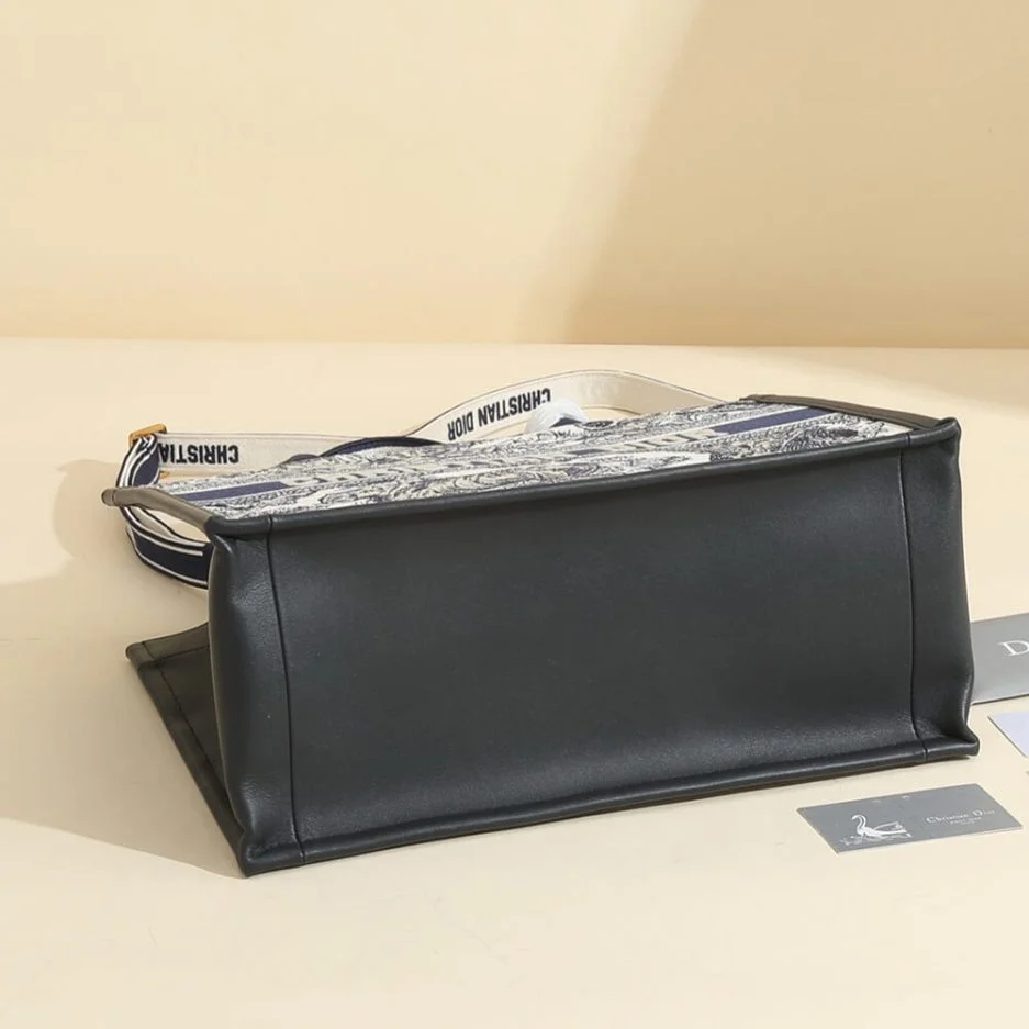 Dior Medium Dior Book Tote product view 3