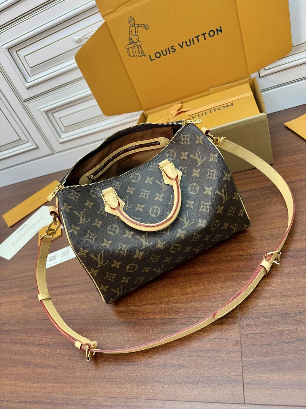 Louis Vuitton Speedy Bandoulière 25 Handbag in Monogram product view 5