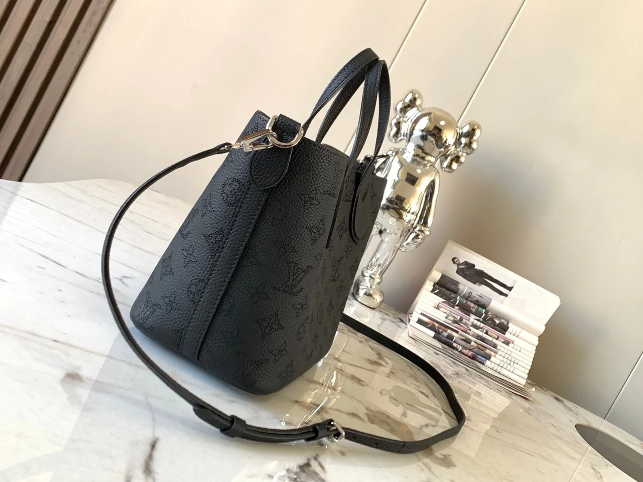 Louis Vuitton Blossom PM Mahina Black Handbags 20x20x12.5 cm product view 7