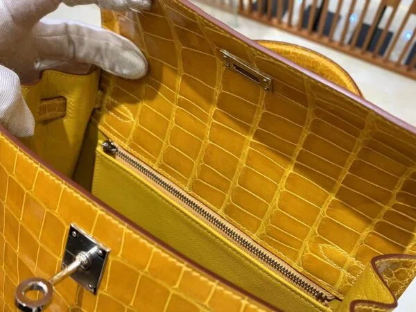 Hermès Kelly bag 25 Sellier Jaune ambre Alligator Crocodile skin Gold hardware product view 10