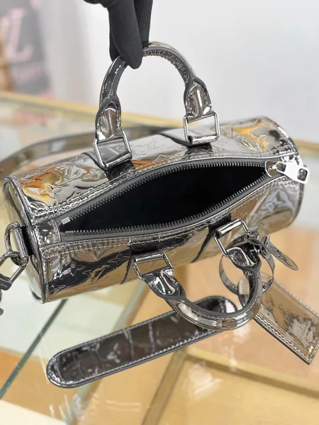 Louis Vuitton Keepall Bandoulière 25 Bag product view 3