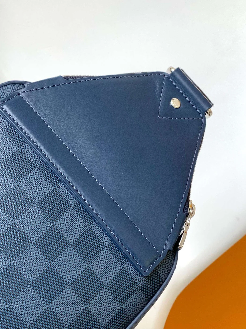 Louis Vuitton Avenue Men’s Handbag Checkerboard Pattern 20x31x7cm product view 4