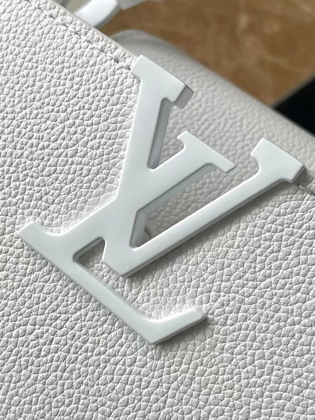 Louis Vuitton Capucines Handbags White Leather 21 cm product view 7