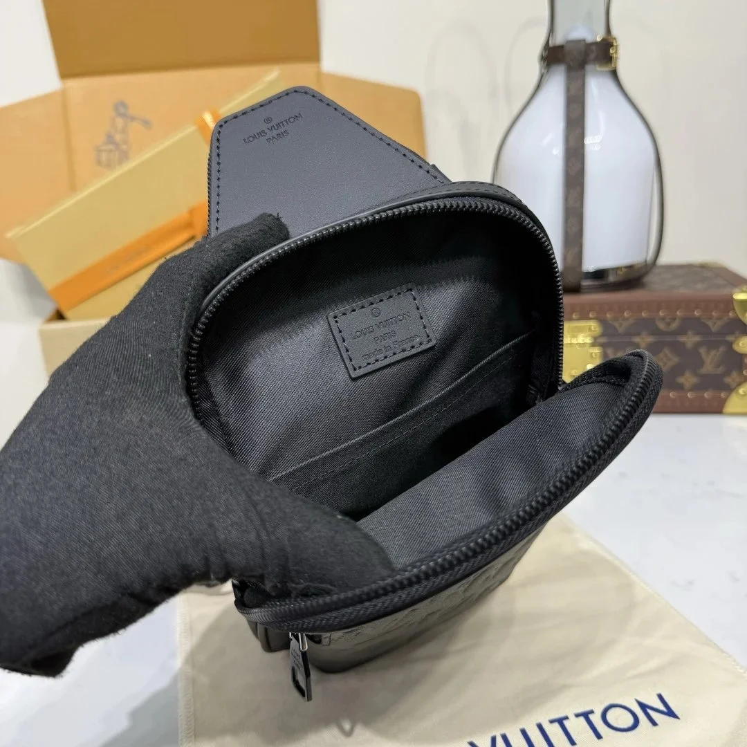 Louis Vuitton Avenue pm Crossbody bag in Taurillion Monogram product view 6