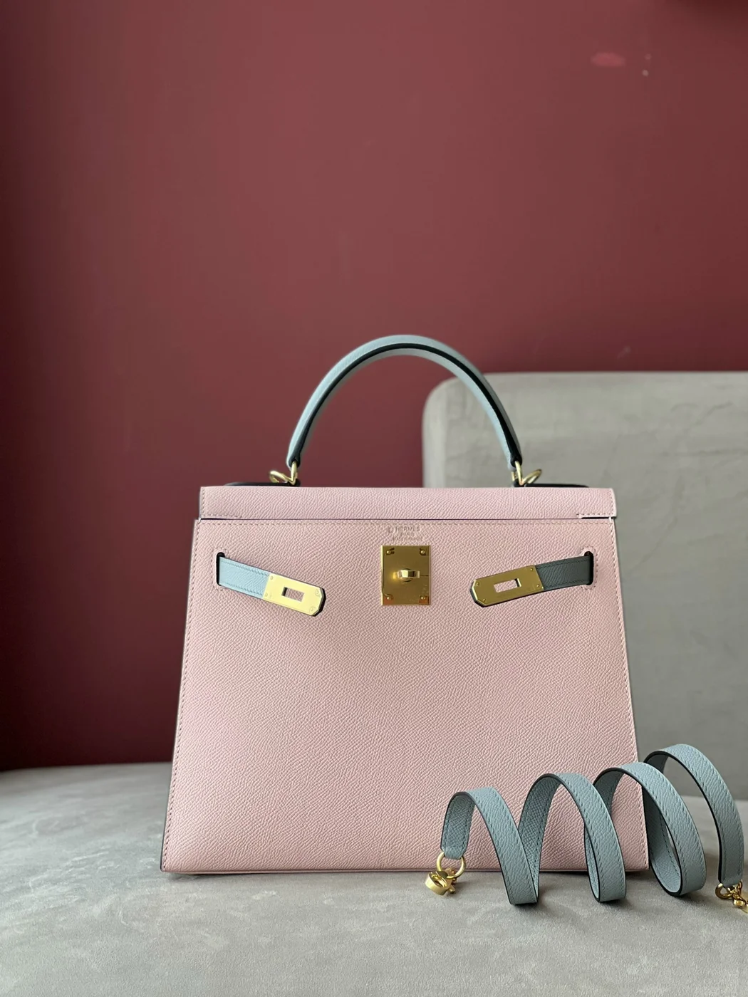 Hermès Kelly 25 Rose Sakura  Gris Perle Chèvre Epsom Leather Gold Hardware Bag product view 2
