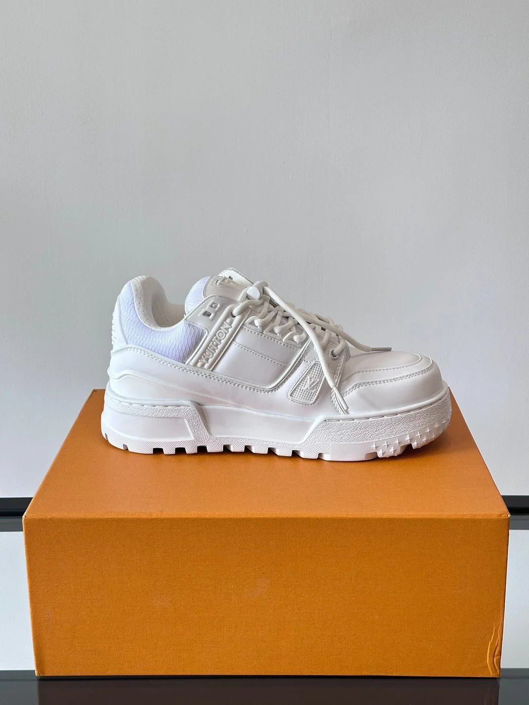 Louis Vuitton Men White Leather Sneakers product view 4