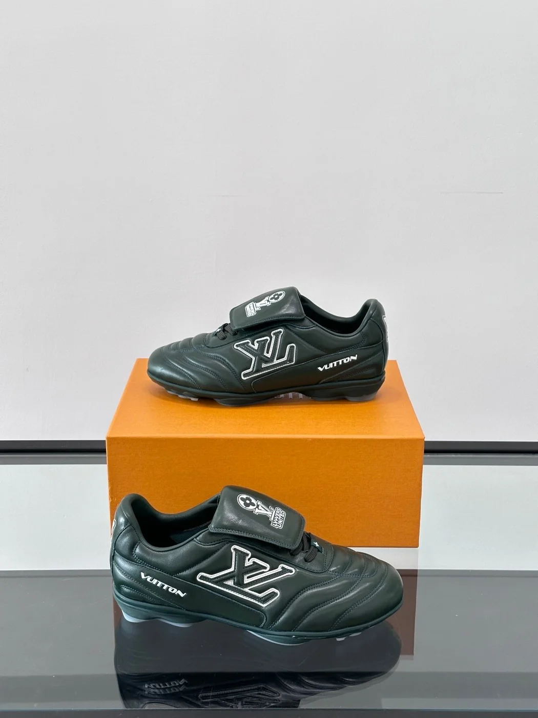 Louis Vuitton Men Black Leather Sneakers product view 4