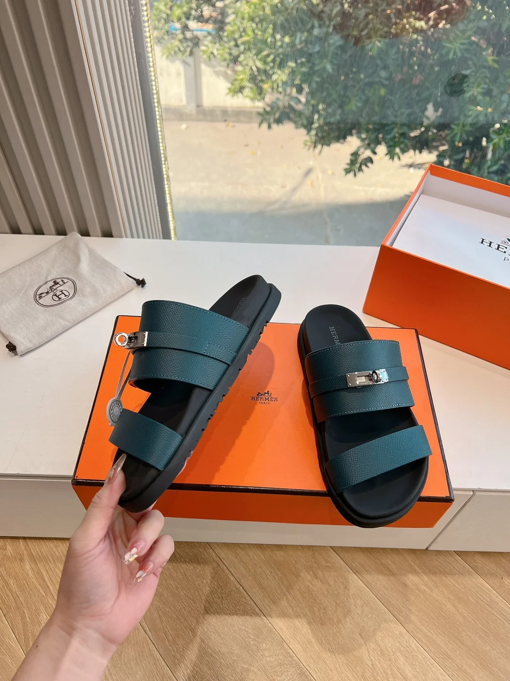 Hermès Women Green Leather Strappy Sandals product view 6