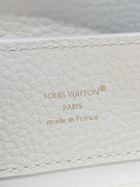 Louis Vuitton Capucines BB handbag in white Taurillon leather product view 4