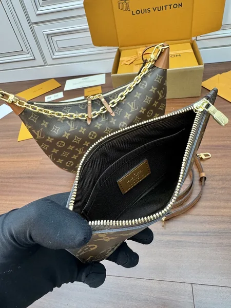 Louis Vuitton Loop Hobo bag in Monogram product view 3