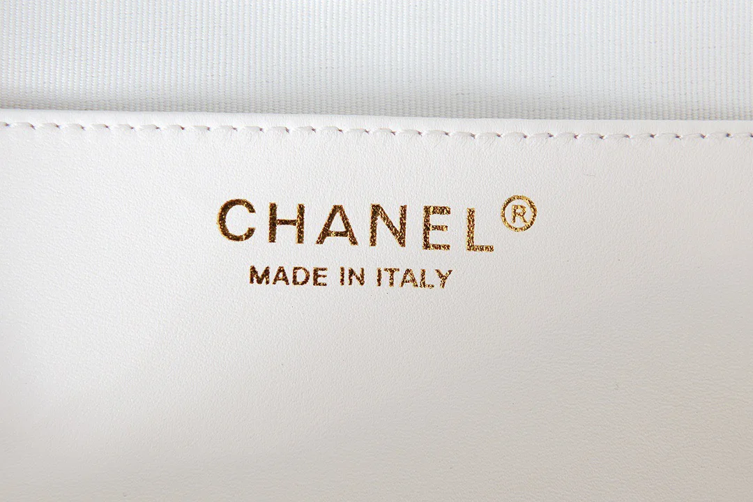 Chanel The One Handbags Smooth Leather Heart-Pattern Milk Lock Gold 16.5x18x6.5 cm product view 3