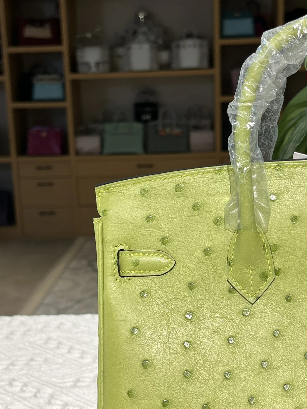 Hermès Birkin 25 cm Ostrich Leather Gold Hardware Bag product view 4