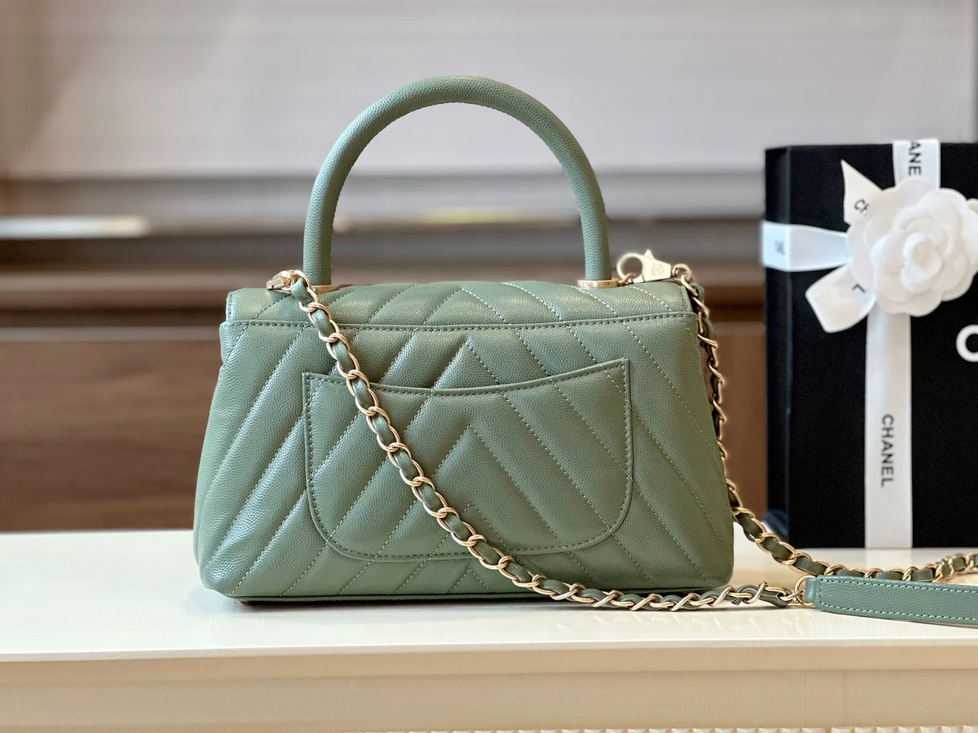 Chanel Coco Handag V-Shaped Pattern With Lock Gold 25 cm Bag product view 5