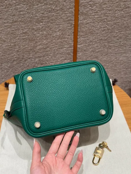 Hermès Togo leather green with gold hardware 18 cm Bag product view 4