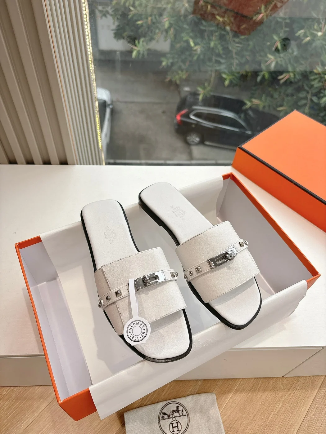 Hermès Women White Leather Slide Sandals product view 3