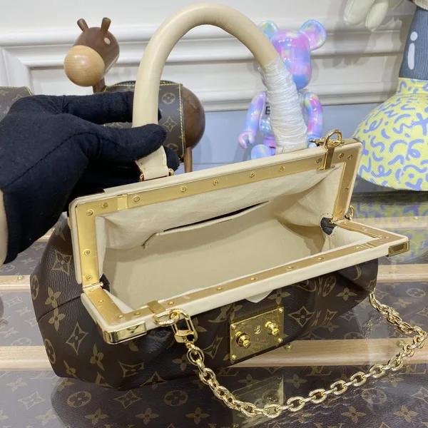 Louis Vuitton M46544 Monogram Clutch product view 9
