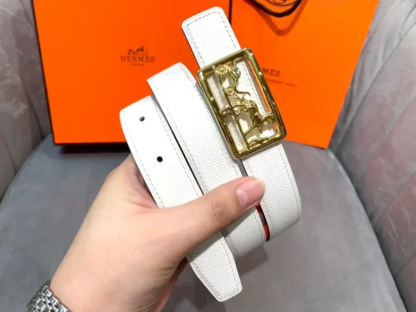 Hermès White/Red Reversible Belt with Gold-Tone Horse-and-Carriage Buckle product view 4